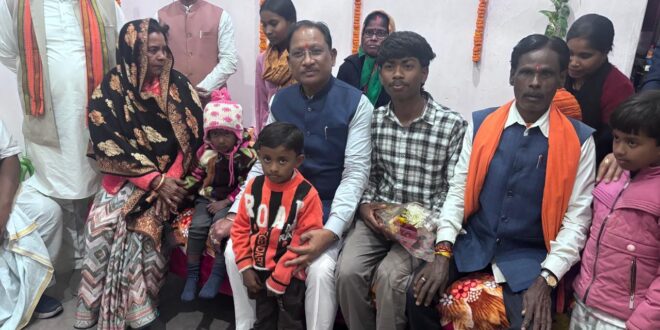 मुख्यमंत्री विष्णु देव साय ने प्रधानमंत्री आवास योजना के हितग्राही के घर पहुँचकर जाना ज़मीनी अनुभव….