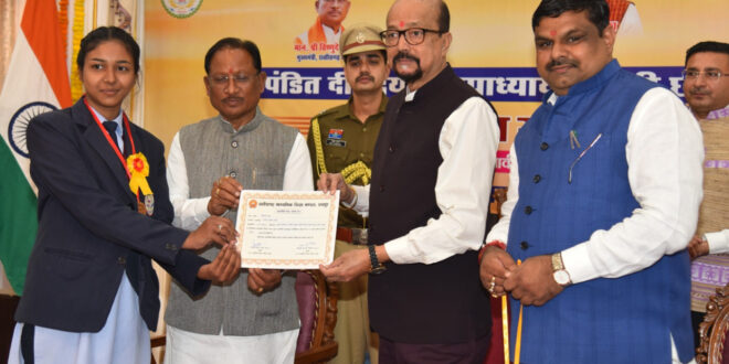 राज्यपाल रमेन डेका एवं मुख्यमंत्री विष्णुदेव साय ने 10वीं और 12वीं परीक्षा के मेधावी विद्यार्थियों को किया सम्मानित….