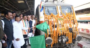उपमुख्यमंत्री विजय शर्मा ने ‘मूकमाटी एक्सप्रेस’ को हरी झंडी दिखाकर किया रवाना…..
