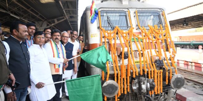 उपमुख्यमंत्री विजय शर्मा ने ‘मूकमाटी एक्सप्रेस’ को हरी झंडी दिखाकर किया रवाना…..