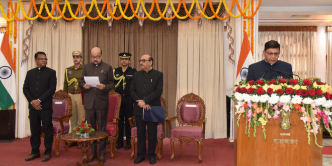 राज्यपाल डेका ने अमिताभ जैन को मुख्य सूचना आयुक्त एवं अग्रवाल और मिश्रा को राज्य सूचना आयुक्त पद की शपथ दिलाई….
