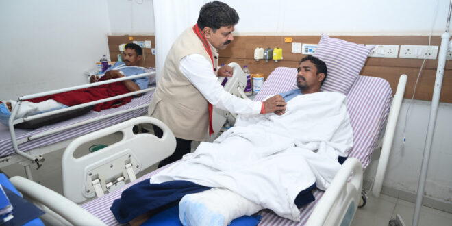 उपमुख्यमंत्री विजय शर्मा ने आईईडी ब्लास्ट में घायल जवानों से अस्पताल में की मुलाकात….