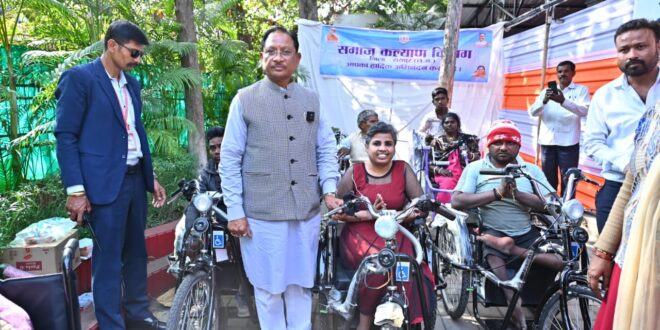 मुख्यमंत्री जनदर्शन में दिव्यांगजनों को मिली राहत: मुख्यमंत्री ने बैटरी चालित ट्राइसिकल किया प्रदान…..