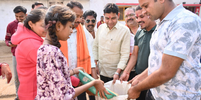 छेरछेरा तिहार : सामाजिक समरसता और लोक संस्कृति का उत्सव: घर-घर अन्न दान लेकर मंत्री टंक राम वर्मा ने निभाई छेरछेरा की परम्परा….