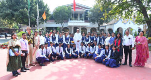 राज्यपाल रमेन डेका की पहल पर लोकभवन का विद्यार्थियों ने किया शैक्षणिक भ्रमण….