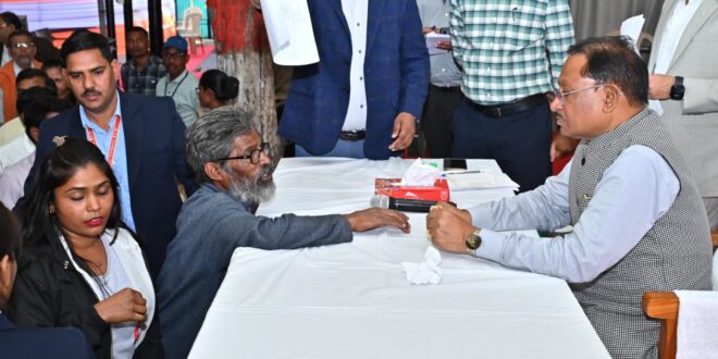 60 वर्षीय अविवाहित श्रमिक हनुमंत राव का नहीं बना था राशन कार्ड : मुख्यमंत्री ने जनदर्शन में तत्काल राशन कार्ड बनाने के दिए निर्देश, मिलेगा शासकीय योजनाओं का लाभ….