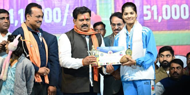 उपमुख्यमंत्री विजय शर्मा ने साउथ एशियन बॉल बैडमिंटन चैंपियनशिप में स्वर्ण पदक जीतने वाली कवर्धा की बेटी रिया तिवारी का किया सम्मान…..