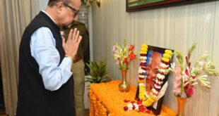 राज्यपाल रमेन डेका ने राष्ट्रपिता महात्मा गांधी को दी श्रद्धांजलि…..