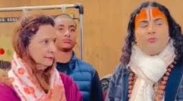 गौमूत्र पर विश्वास: नवजोत कौर सिद्धू का कहना – स्नान व सेवन से मिली ताकत, कैंसर से निबटने में मदद