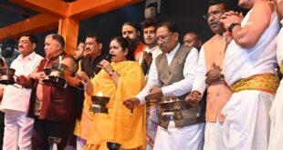 मुख्यमंत्री विष्णुदेव साय ने भगवान राजीव लोचन एवं कुलेश्वरनाथ महादेव मंदिर में की पूजा अर्चना : महानदी महाआरती में हुए शामिल, छत्तीसगढ़ की समृद्धि की प्रार्थना की