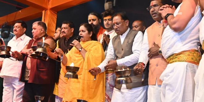 मुख्यमंत्री विष्णुदेव साय ने भगवान राजीव लोचन एवं कुलेश्वरनाथ महादेव मंदिर में की पूजा अर्चना : महानदी महाआरती में हुए शामिल, छत्तीसगढ़ की समृद्धि की प्रार्थना की