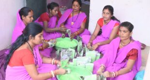 इस बार प्राकृतिक रंगों से रंगीन होगी होली : स्व सहायता समूह की महिलाएं कर रही है प्राकृतिक गुलाल का निर्माण….