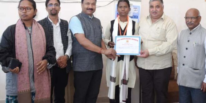 पर्यटन मंत्री राजेश अग्रवाल ने हैमर थ्रो में राज्य स्तर पर तृतीय स्थान प्राप्त करने वाली छात्रा सुधा सिंह को किया सम्मानित….