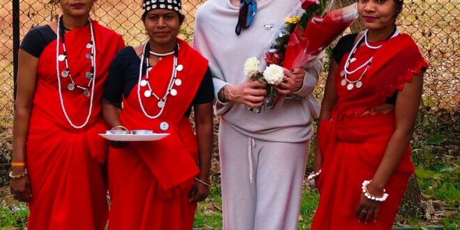 पर्यटन विशेषज्ञ सुश्री किर्सी ने ग्रामीण महिलाओं संग किया महुआ संग्रहण, बस्तर की जैव विविधता और लोकसंस्कृति से हुए अभिभूत….