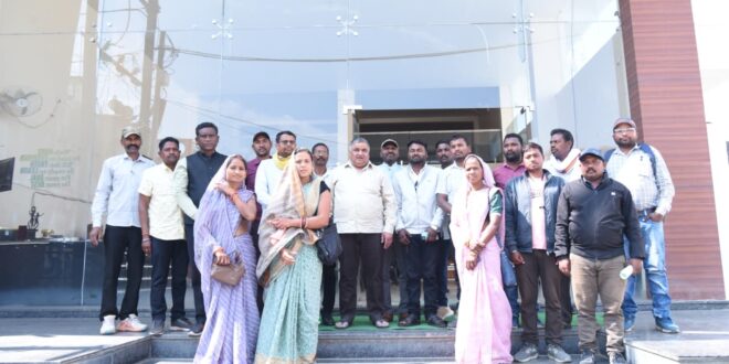 पर्यटन एवं संस्कृति मंत्री राजेश अग्रवाल ने लखनपुर में जनप्रतिनिधियों एवं नागरिकों से की भेंट, जनसमस्याओं के त्वरित निराकरण हेतु अधिकारियों को दिए आवश्यक दिशा-निर्देश…..