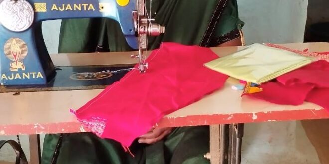 महतारी वंदन से आर्थिक रूप से सशक्त हुई महिलाएं: सहायता राशि से सिलाई मशीन खरीद श्रीमती भगवती रात्रे बनी आत्मनिर्भर…..