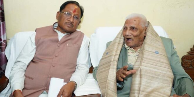 मुख्यमंत्री विष्णुदेव साय ने लोकतंत्र सेनानी से की मुलाकात