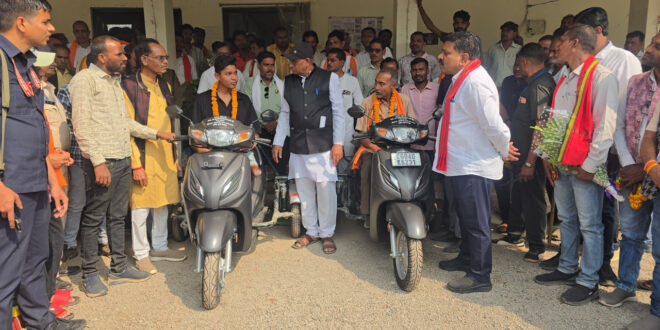 उपमुख्यमंत्री विजय शर्मा की तत्परता से दो दिव्यांगों को मिली स्कूटी, चेहरे पर लौटी मुस्कान….