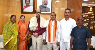 राज्यपाल रमेन डेका से राष्ट्रपति पुरस्कार प्राप्त ढोकरा शिल्प कलाकारों ने की सौजन्य भेंट….