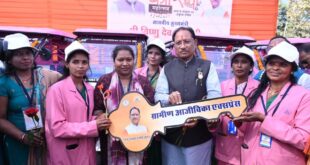 ई-रिक्शा से बच्चों को विद्यालय पहुंचाकर स्वावलंबन की मिसाल बनीं गीता दीदी…