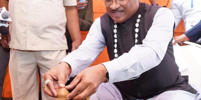 मुख्यमंत्री विष्णु देव साय ने कुम्हार के चाक पर गढ़ा दीया, पारंपरिक शिल्पकारों से किया आत्मीय संवाद: सरगुजा विकास प्राधिकरण की बैठक के दौरान प्रदर्शनी में दिखा माटी से जुड़ाव…..