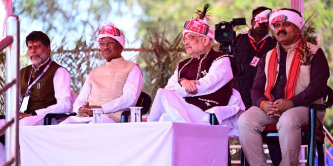 स्कूली बच्चों की प्रस्तुति से प्रभावित हुए केंद्रीय गृहमंत्री अमित शाह, ताली बजाकर बढ़ाया उत्साह…’ऐसा जादू है मेरे बस्तर में’ गीत पर बच्चों की प्रस्तुति ने बांधा समा…