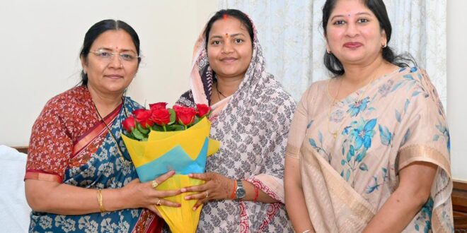 केंद्रीय महिला एवं बाल विकास राज्यमंत्री श्रीमती सावित्री ठाकुर से मंत्री श्रीमती लक्ष्मी राजवाड़े ने की सौजन्य भेंट….