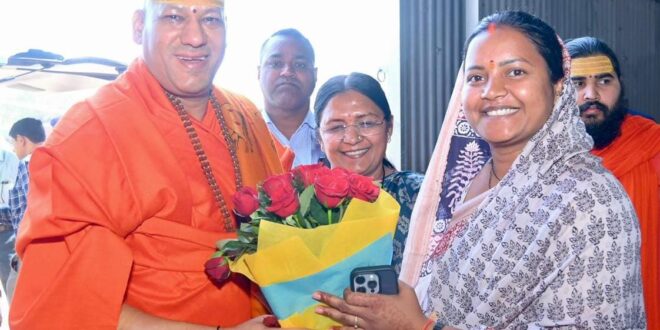 श्रीमती लक्ष्मी राजवाड़े ने निरंजनी पीठाधीश्वर स्वामी कैलाशानंद गिरी जी महाराज से लिया आशीर्वाद….