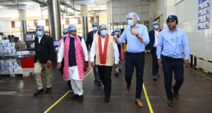 उपमुख्यमंत्री विजय शर्मा एवं वन मंत्री केदार कश्यप ने पशुपालकों एवं बिहान दीदियों के साथ किया आधुनिक डेयरियों का भ्रमण….