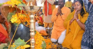 मंत्री श्रीमती लक्ष्मी राजवाड़े गृह ग्राम बीरपुर में नवनिर्मित शिव मंदिर की प्राण-प्रतिष्ठा में शामिल हुईं…..