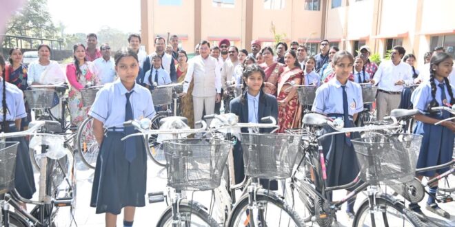 उद्योग मंत्री लखन लाल देवांगन ने छात्राओं को बांटी साइकिल, बोले: खूब पढ़े-खूब बढ़े….