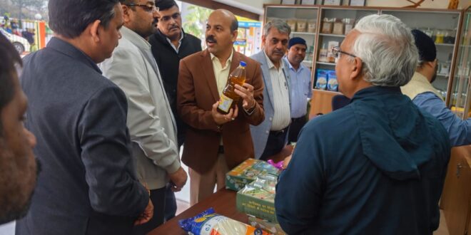 भारतीय कृषि अनुसंधान परिषद के महानिदेशक ने आईजीकेवी उत्पाद विक्रय काउंटर का किया अवलोकन….