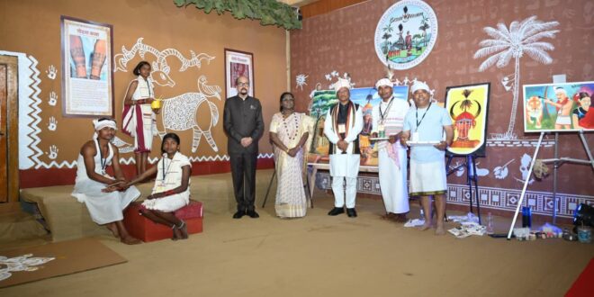 जनजातीय परंपराओं और संस्कृति पर आधारित भव्य प्रदर्शनी का राष्ट्रपति श्रीमती द्रौपदी मुर्मु ने किया अवलोकन…..