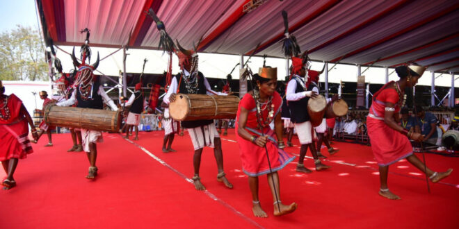 राष्ट्रपति के समक्ष बास्तानार के युवाओं ने ‘गौर नृत्य’ से बिखेरे अद्भुत लोक-रंग…..