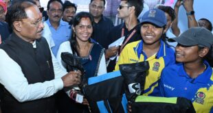 मुख्यमंत्री विष्णु देव साय ने इचकेला की बालिका क्रिकेट खिलाड़ियों को किया सम्मानित: क्रिकेट किट प्रदान कर बढ़ाया उत्साह….