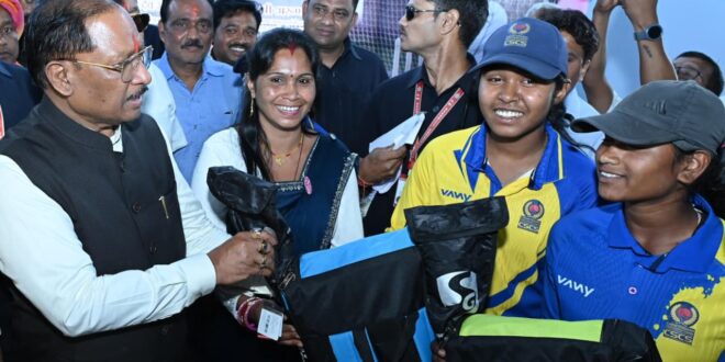 मुख्यमंत्री विष्णु देव साय ने इचकेला की बालिका क्रिकेट खिलाड़ियों को किया सम्मानित: क्रिकेट किट प्रदान कर बढ़ाया उत्साह….