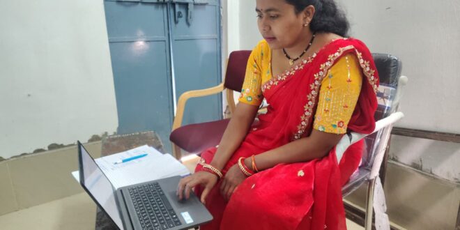 आधार से जुड़ी सेवाएं उपलब्ध करा आत्मनिर्भर बनी संगीता सिंह…..