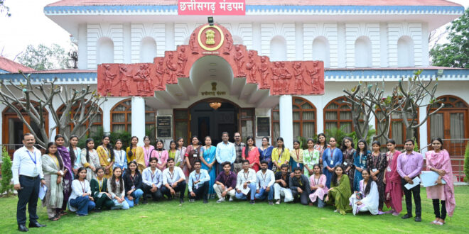 पहली बार महाविद्यालय के विद्यार्थियों ने किया लोकभवन का भ्रमण….