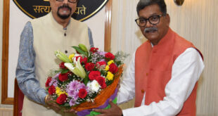 राज्यपाल रमेन डेका से नेता प्रतिपक्ष महंत ने सौजन्य भेंट की…..