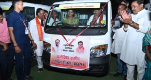 कबीरधाम में ‘दीदियों’ ने संभाली स्टीयरिंग: उप मुख्यमंत्री विजय शर्मा ने 10 समूहों को सौंपी मैजिक वाहन की चाबी, परिवहन व्यवसाय में महिलाओं की एंट्री…..