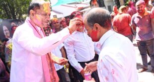 मुख्यमंत्री निवास में होली के रंगों की बौछार: मुख्यमंत्री विष्णु देव साय ने अधिकारियों-कर्मचारियों संग खेली होली….