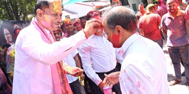 मुख्यमंत्री निवास में होली के रंगों की बौछार: मुख्यमंत्री विष्णु देव साय ने अधिकारियों-कर्मचारियों संग खेली होली….
