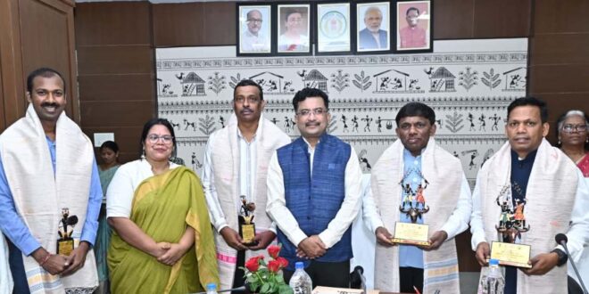गोवा के मंत्री डॉ. रमेश तावड़कर ने देखी छत्तीसगढ़ की जनजातीय गौरव की झलक, नवा रायपुर स्थित डिजिटल संग्रहालय का किया भ्रमण….
