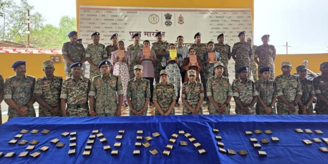 दंतेवाड़ा में 5 माओवादियों ने किया आत्मसमर्पण : पूना मारगेम से बदली जिंदगी….