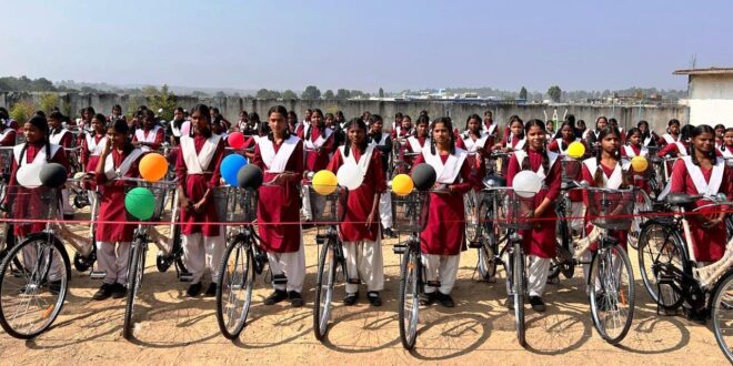 सरस्वती साइकिल योजना और बेटी बचाओ-बेटी पढ़ाओ से सशक्त हो रहीं बेटियां….