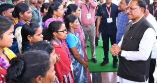 मुख्यधारा की ओर लौटता विश्वास : 140 आत्मसमर्पित नक्सलियों ने मुख्यमंत्री विष्णु देव साय से की मुलाकात….