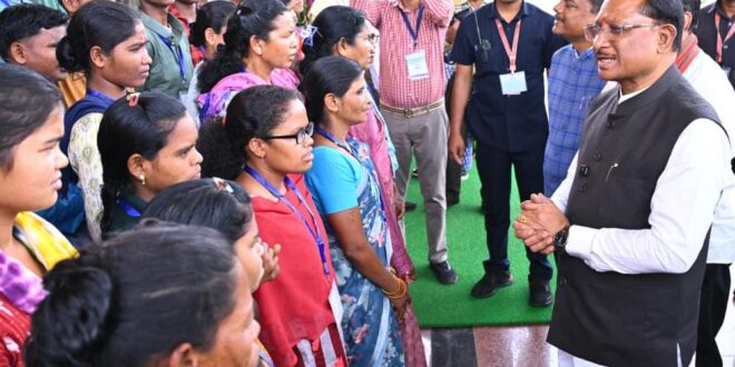 मुख्यधारा की ओर लौटता विश्वास : 140 आत्मसमर्पित नक्सलियों ने मुख्यमंत्री विष्णु देव साय से की मुलाकात….