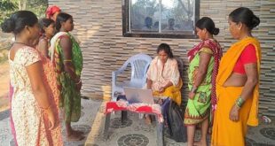 बस्तर के वनांचलों में डिजिटल क्रांति, मातृत्व वंदना और पेंशन योजना की राशि घर-घर पहुँचा रही हैं बीसी सखियाँ….
