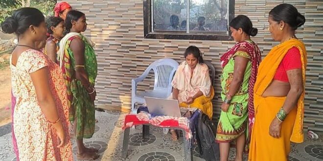 बस्तर के वनांचलों में डिजिटल क्रांति, मातृत्व वंदना और पेंशन योजना की राशि घर-घर पहुँचा रही हैं बीसी सखियाँ….