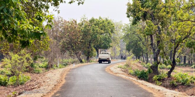 पोलमपल्ली से अरलमपल्ली सड़क बनने से खुश है ग्रामीण, नक्सल गढ़ में विकास की नई जीत….